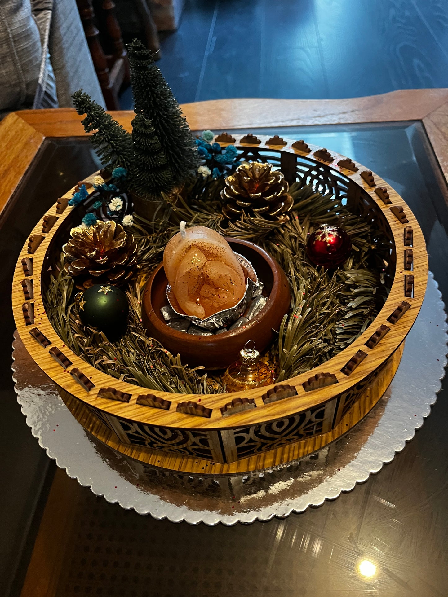 Centre de table avec bougie de Noël.