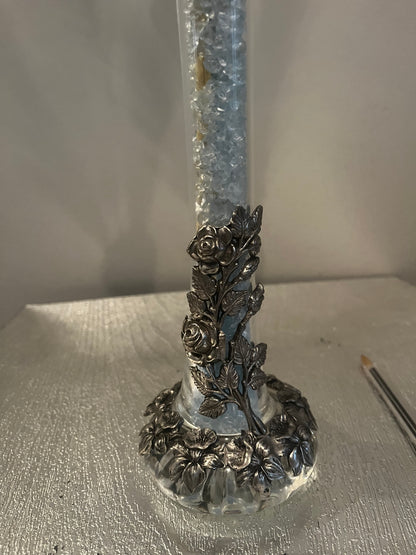 Vase avec décorations florales en étain