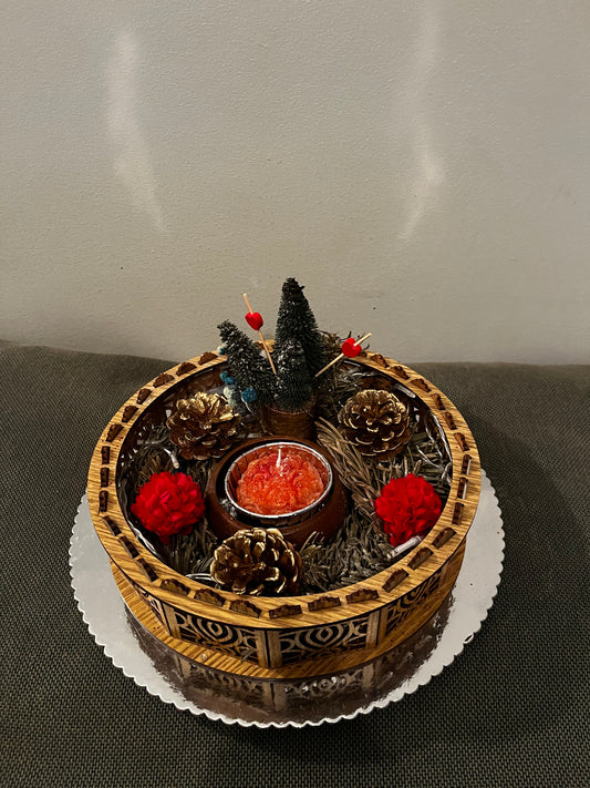 Porte bougie fleurs avec déco sapins, pommes de pin, fleurs….