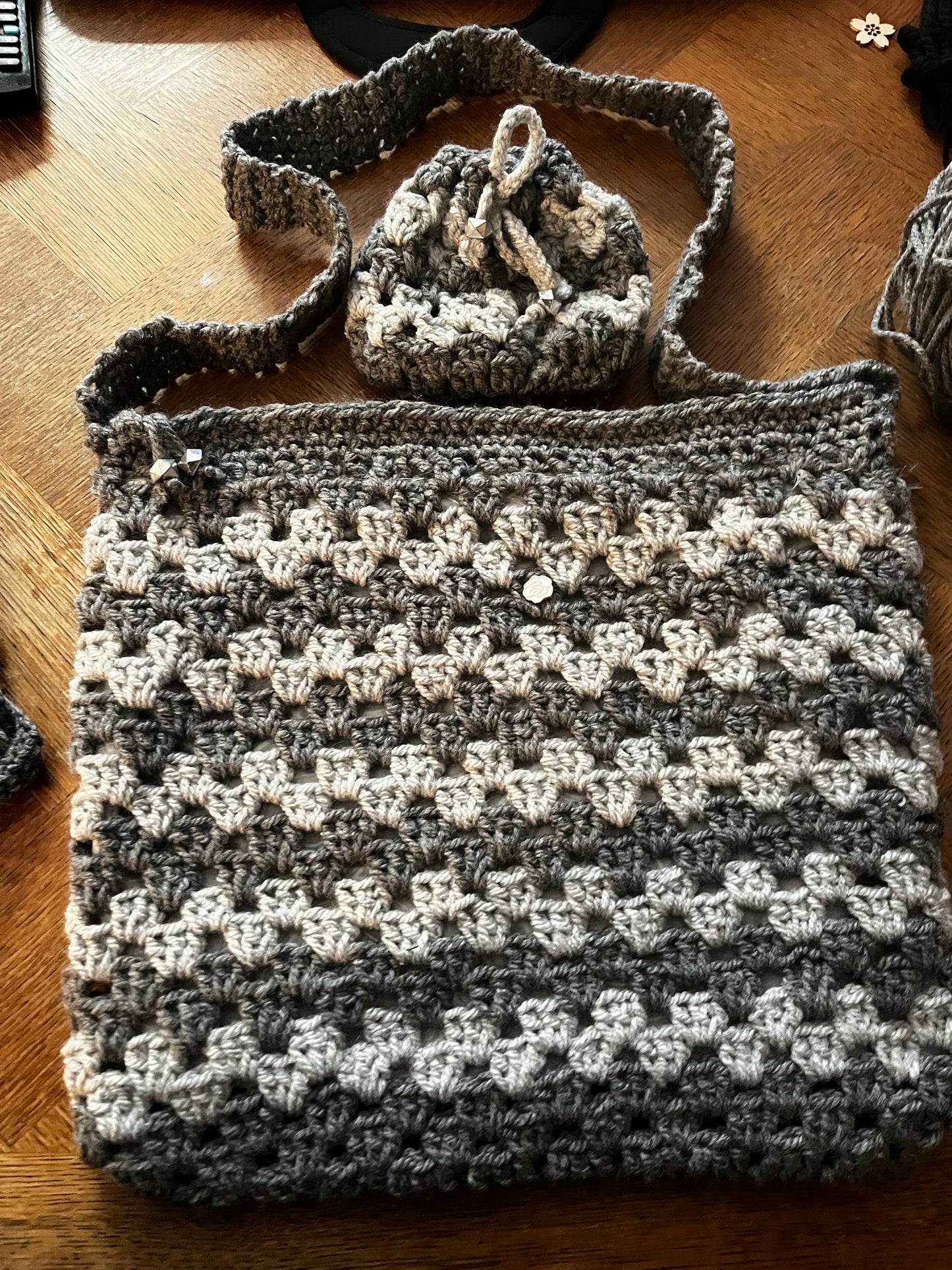 Sac gris foncé et gris clair