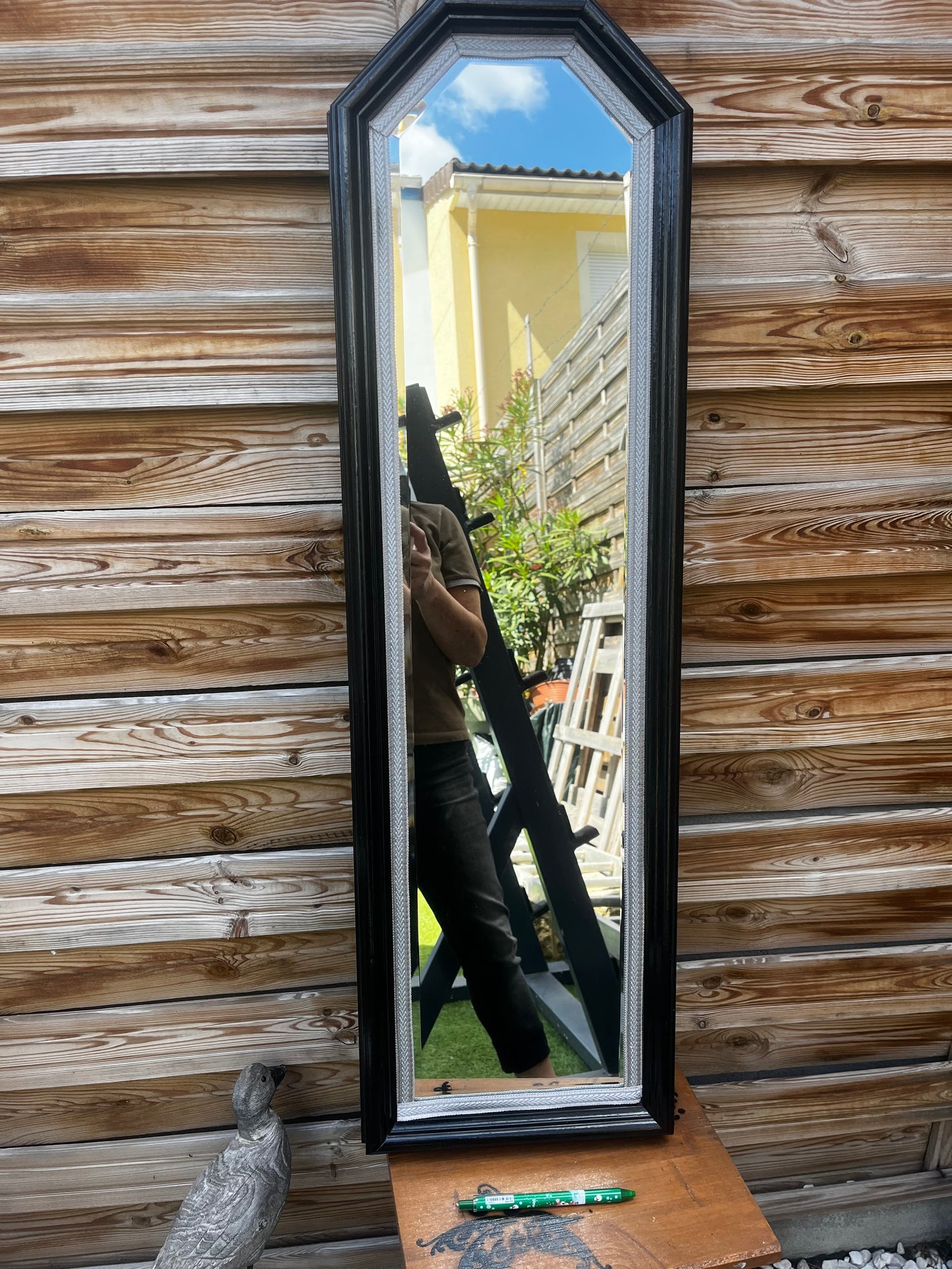 Miroir tout en longueur avec contour noir