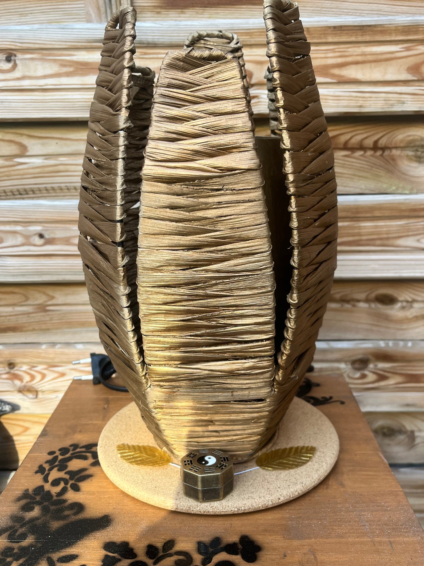 Lampe en raphia naturel