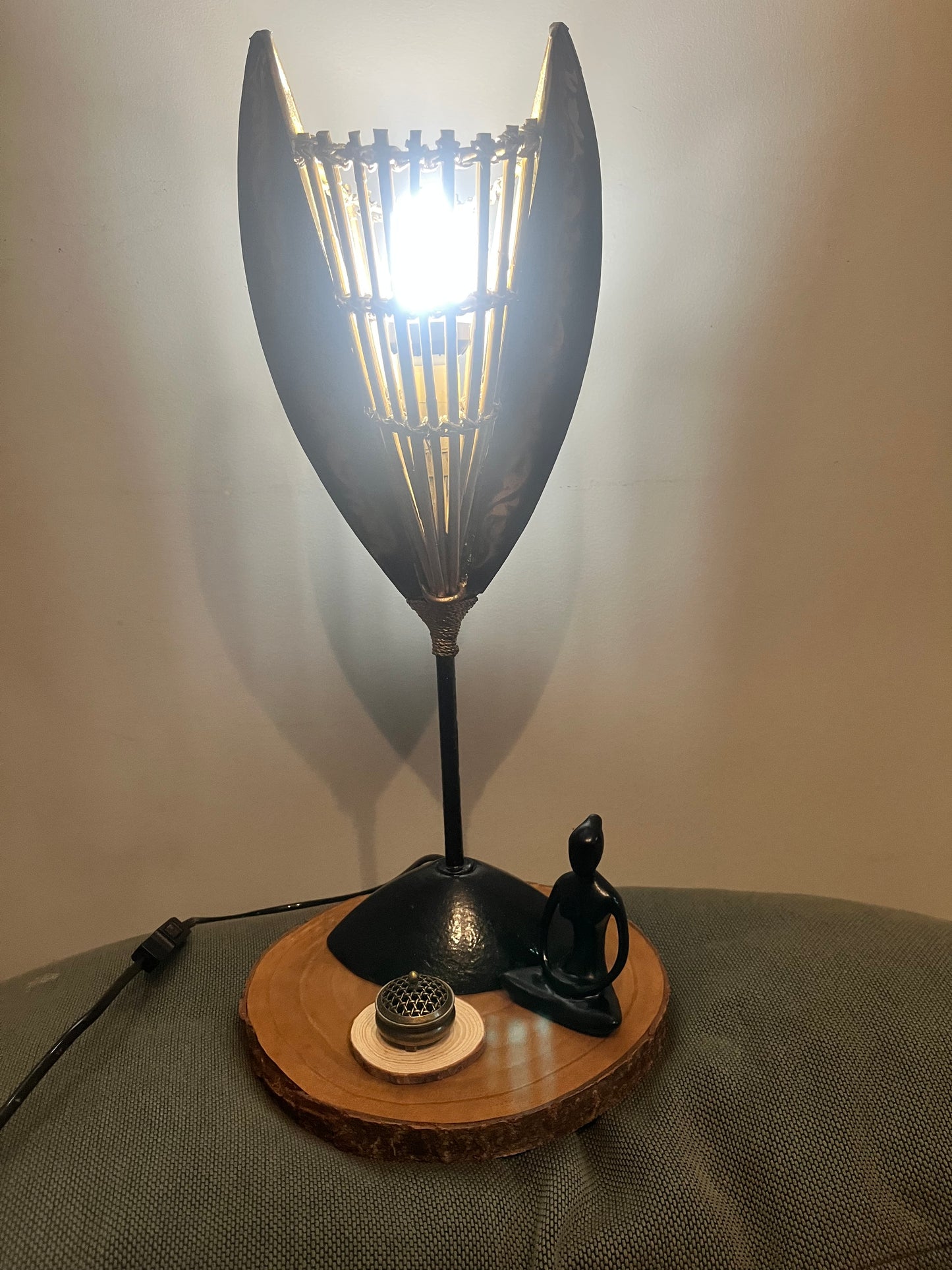 Lampe noire et or avec mise à prix à 79,00 euros