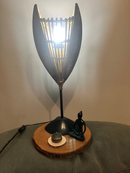 Lampe noire et or avec mise à prix à 79,00 euros